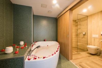 ✔️ Jacuzzis szoba a Balatonnál az északi oldalon - ✔️ Hotel Akadémia Balatonfüred**** ✔️ Akciós Akadémia Hotel