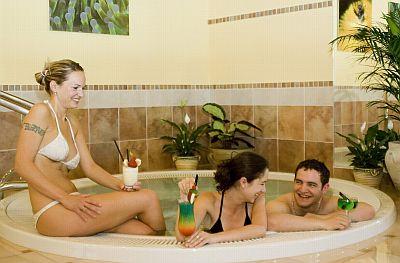 Pezsgőfürdő a Club Tihanyban, wellness hétvége a Balatonon - ✔️ Club Tihany Bungalows**** ✔️ Akciós faházak a Balatonnál!