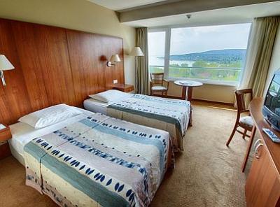 Akciós hotelszoba a Balatonnál félpanziós csomagban a Bál Hotelben - Hotel Bál Resort**** Balatonalmádi - Akciós wellness szálloda a Balatonnál panorámás kilátással